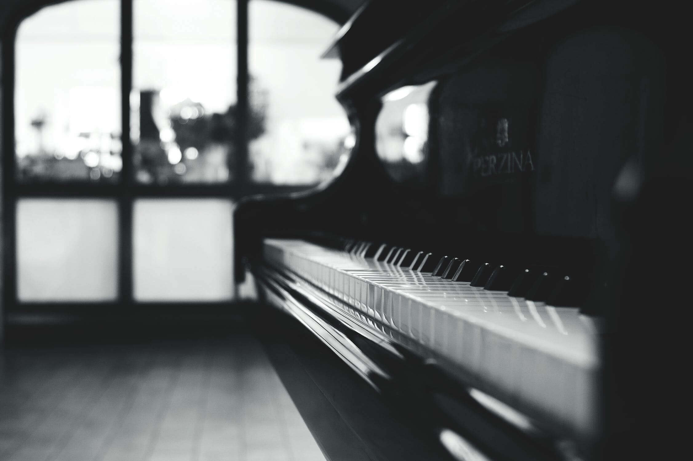 piano in greyscale