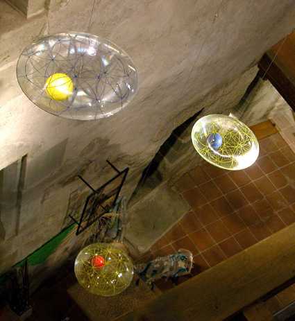 <p>Glasfusing Linsen mit Ball – Ausstellung Romont Glasmuseum 2004</p>
