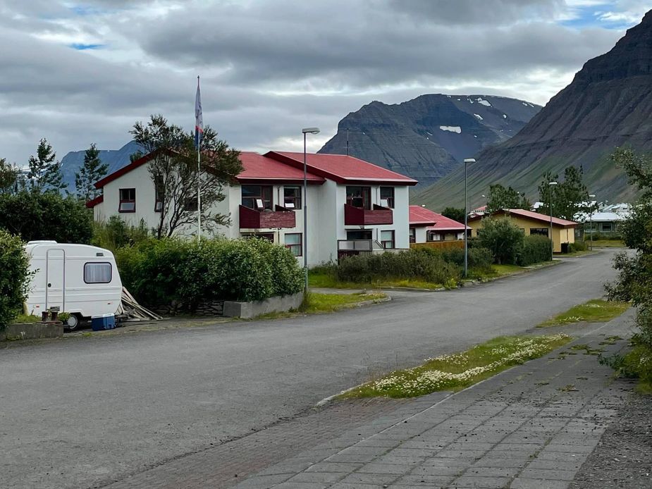 Die Ferienwohnung liegt in einer Straße des Dorfes Flateyri