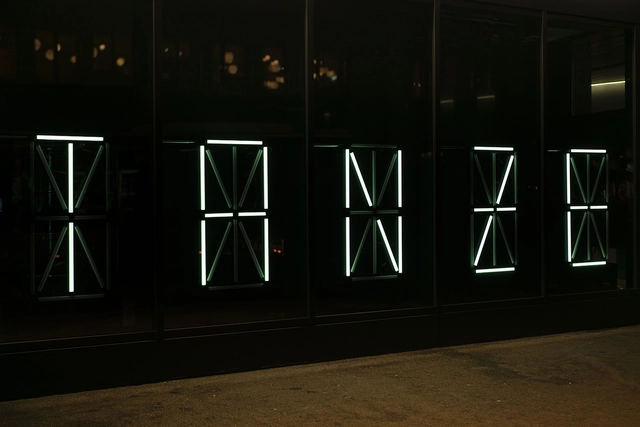 Die Installation zeigt das Wort «TANZE».