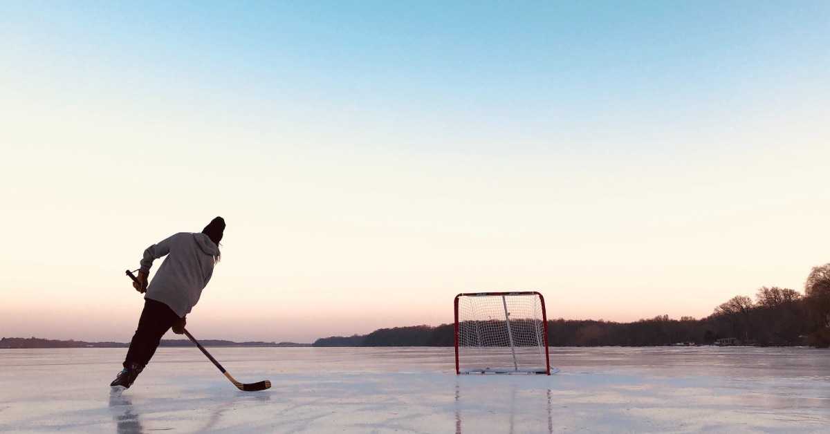 Ein Eishockey Spieler bei den Eishockey Training Übungen auf einem zugefrorenen See