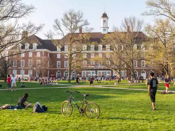 Difference Between College and University: Which One to Choose?