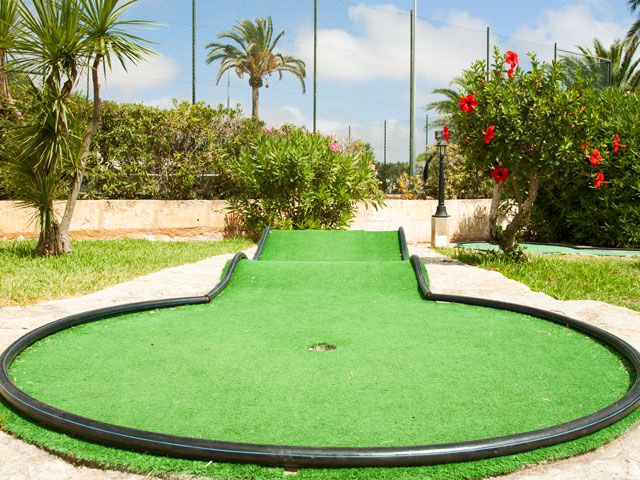 A standard rolling hills mini golf hole in a tropical location