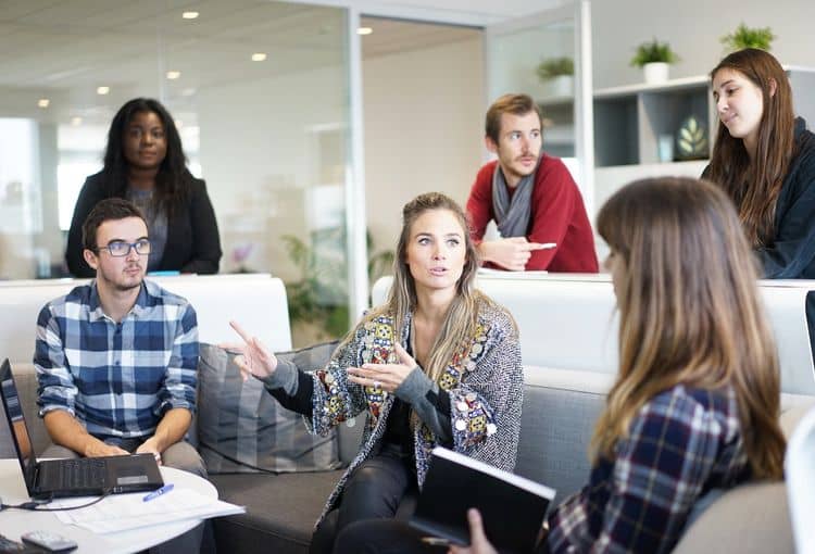 Kombinierte Office-Programmierung Gruppe von Mitarbeitern diskutieren in Seminarraum