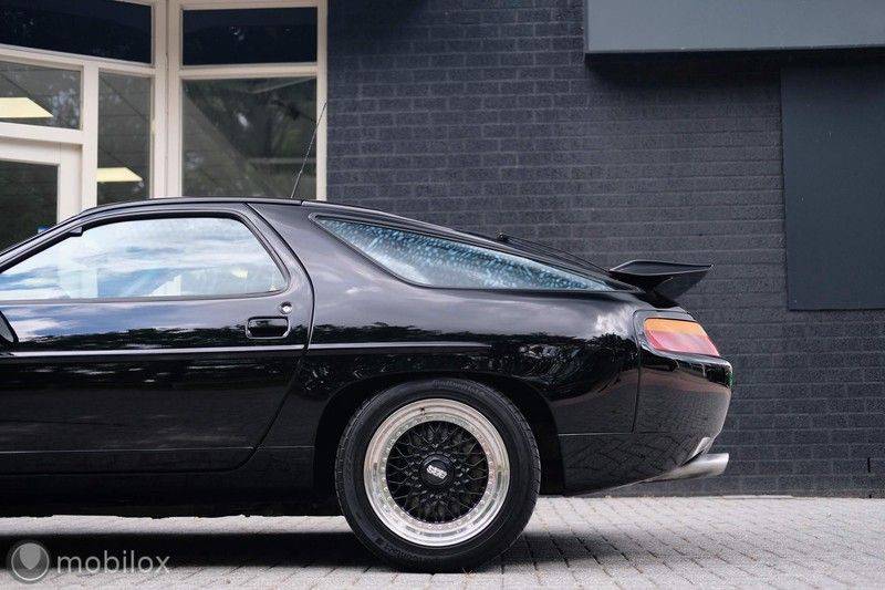 Porsche 928 5.0 S4 Coupé | BBS | Black on Black afbeelding 9