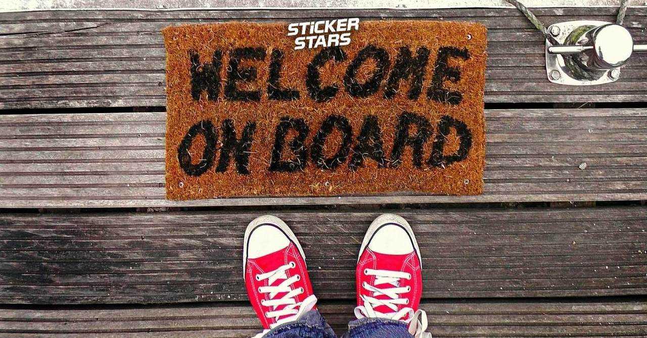 Eine Fußmatte mit der Aufschrift "Welcome on Board", um neue Mitglieder zu begrüßen