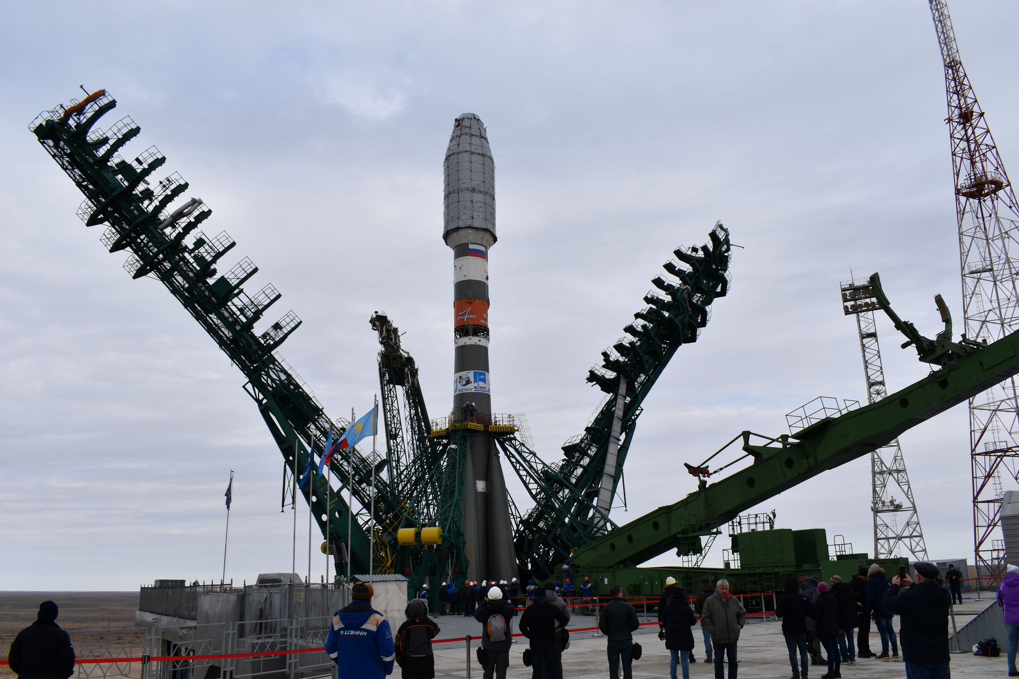 Imaginea 1: Racheta Soyuz-2.1b cu treapta superioară Fregat-M, înainte lansării celor 34 de sateliți OneWeb, de pe rampa 31⁄6 de la Baikonur.
