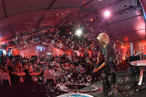 Silvia Gaffurini con le sue magiche bolle luminose