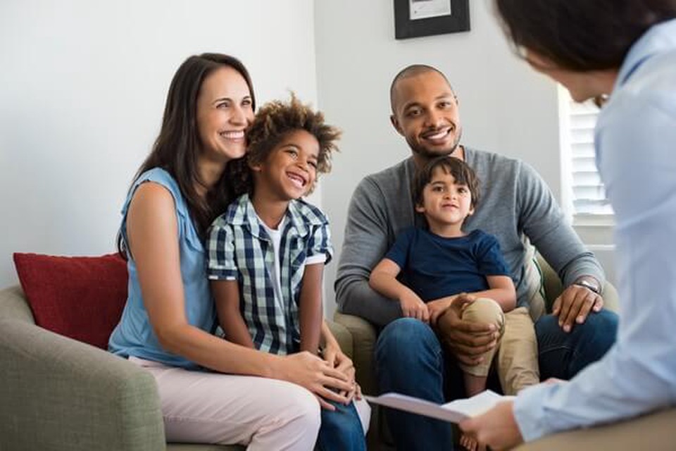 A family with a woman, a man and two boys on a counselor consultation
