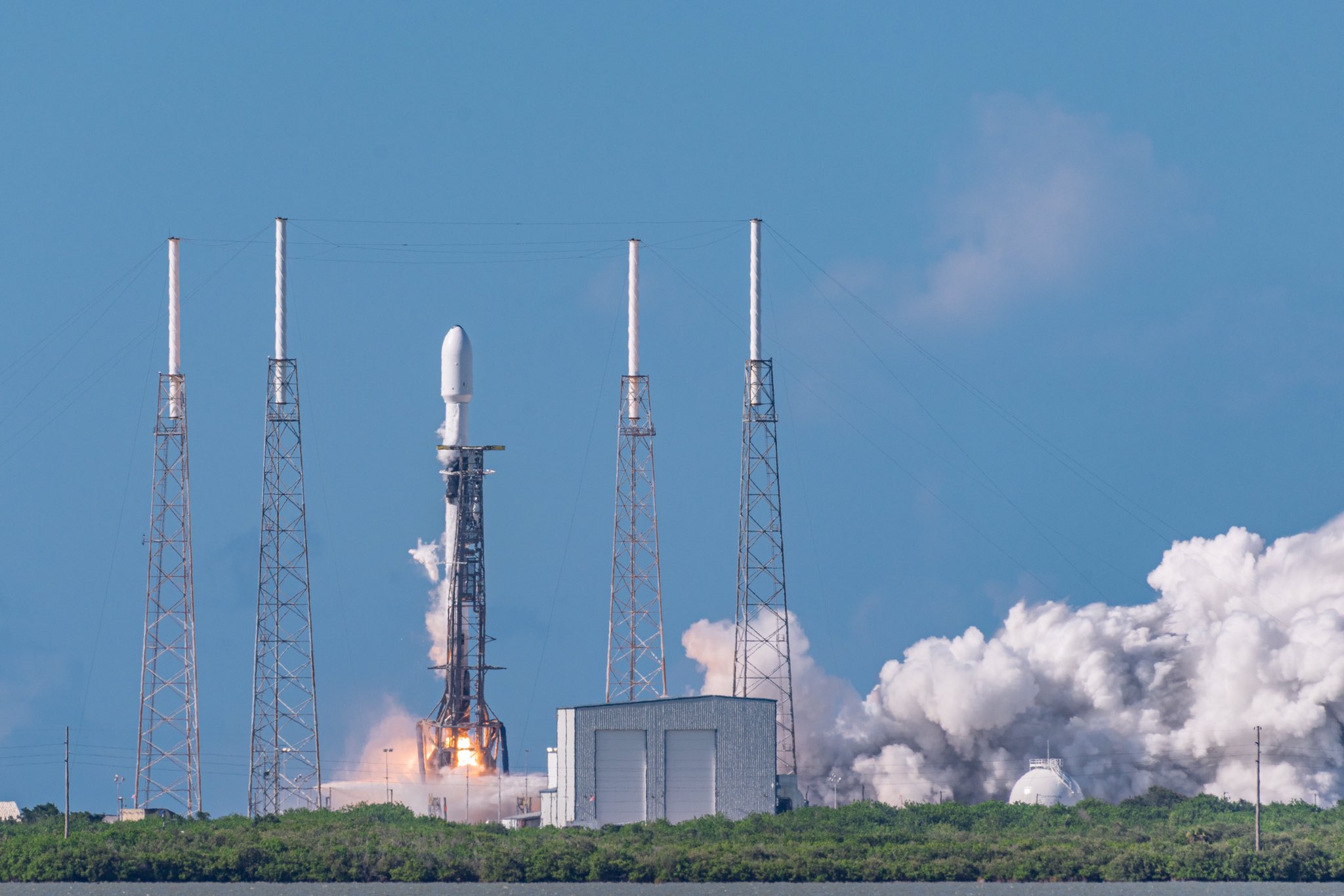 Imaginea 1: Lansarea rachetei Falcon 9 cu treapta primară B1058 de pe rampa SLC-40 de la complexul spațial Cape Canaveral, Florida.