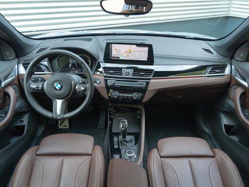 BMW X1 xDrive20i High Executive - Memoryzetel - Panorama - Trekhaak - Harman Kardon afbeelding 13