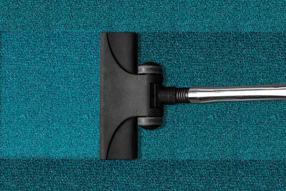 aspiradora aspirando una alfombra