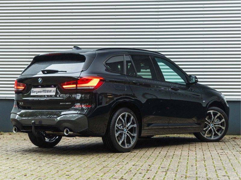 BMW X1 xDrive20i High Executive - M-Sport - Memoryzetel - Trekhaak - Harman Kardon afbeelding 2