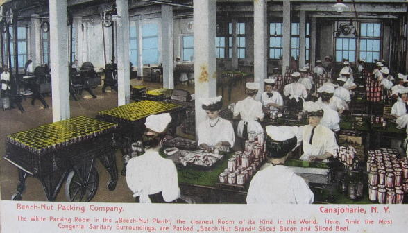 A Beech-Nut Packing Company egyik csarnoka, ahol a marhahúst csomagolták nagy higéniában.