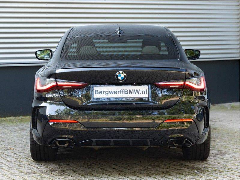 BMW 4 Serie Coupé M440i xDrive - High Executive - M-Remmen - Harman Kardon - Driving Ass Prof afbeelding 5