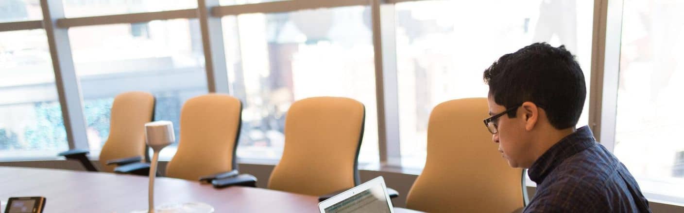 Kursteilnehmer während einer Einzelschulung Kursteilnehmer in Seminarraum mit Laptop während einer MS-Office Einzelschulung