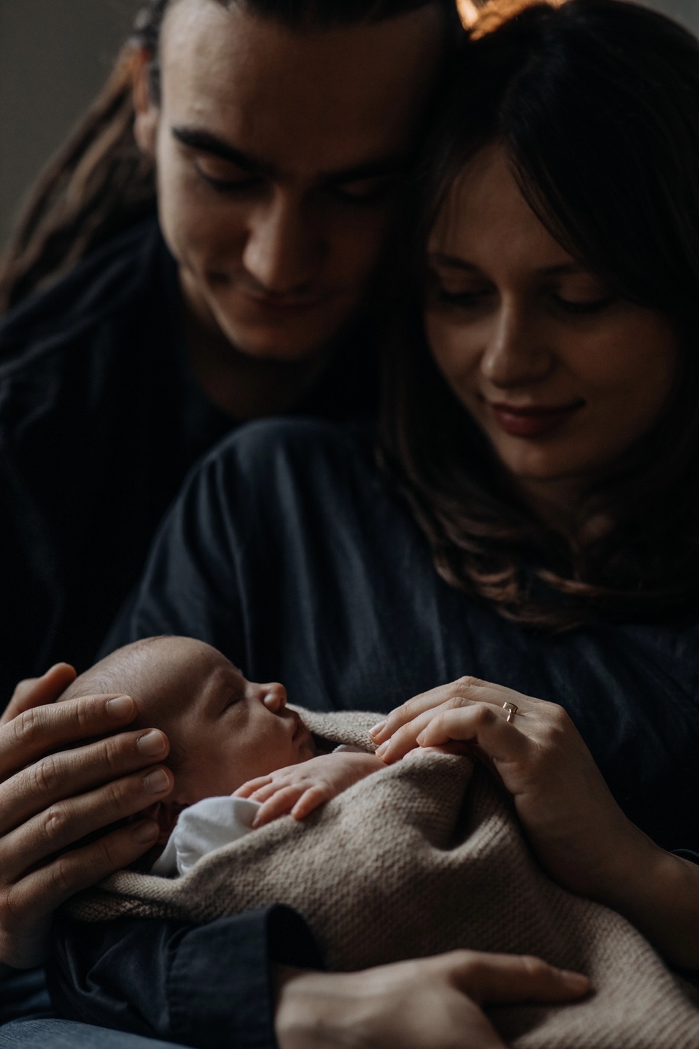 Sesja rodzinna Poznań - mama trzyma niemowle