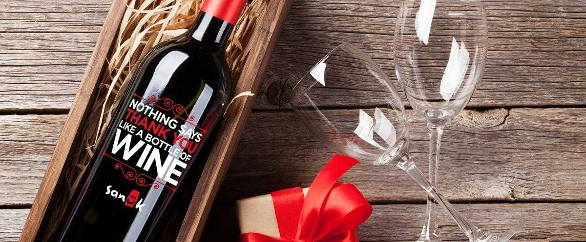 Custom etched holiday wine gift set by Etching Expressions