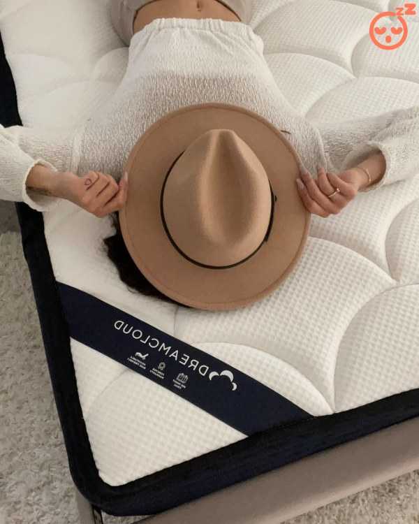 Dreamcloud Luxury Hybrid, Woman on mattress with hat on face