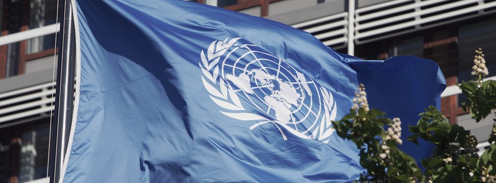 Die blaue Fahne der Vereinten Nationen vor dem UN Tower