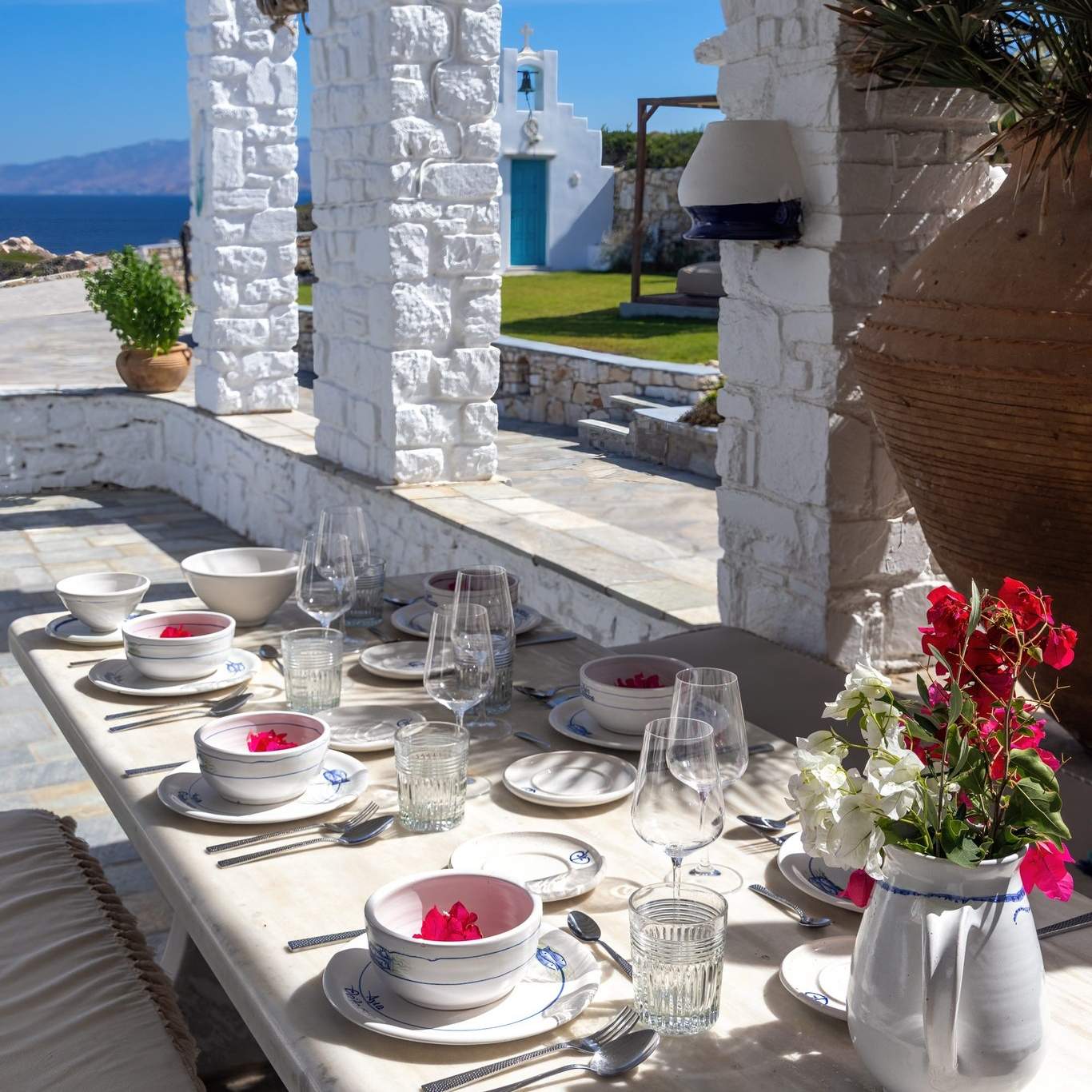 Agia Thalassa. Escape to paradise where the crystal-clear waters of the Aegean Sea meet a luxurious, contemporary villa that's perfect for a dreamy getaway. ✨
.
#amalgamhomes #artofcomfort #greece #visitgreece #greekislands #cyclades #greekislands #paros #naxos #mykonos #tinos #ampelas #kastraki #triantaros #travel #wanderlust #greeksummer #discovergreece