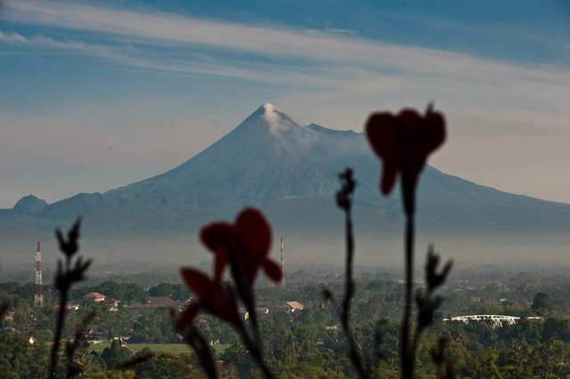 Fumes - Yogyakarta, a Week Before the Eruption - photo by ALEJANDRO PLESCH