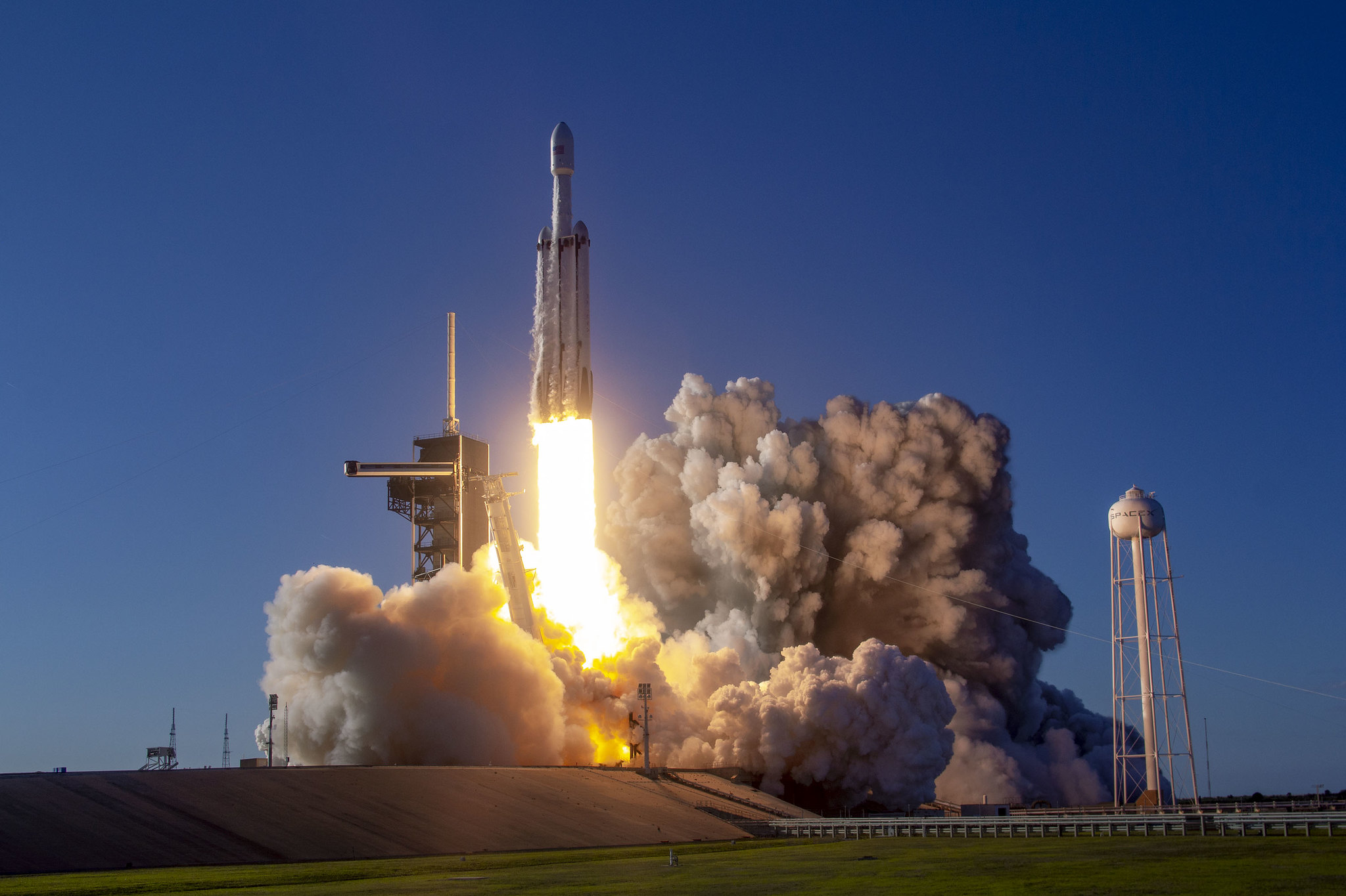 Imaginea 1: Lansarea Falcon Heavy din 11 aprilie 2019 cu satelitul de telecomunicații Arabsat-6A (Foto: SpaceX)