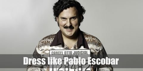 Pablo Escobar has a penchant for wearing button down polos and that’s what he’s seen wearing most of the time. He pairs these with simple pants.
