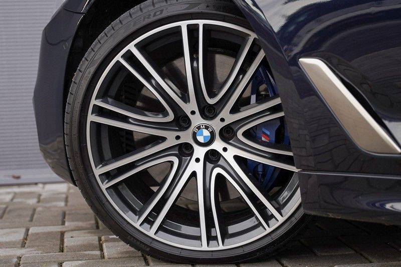 BMW 5 Serie M550i xDrive High Executive M-Pakket Pano B&W Nachtzicht Camera 360 20" afbeelding 16