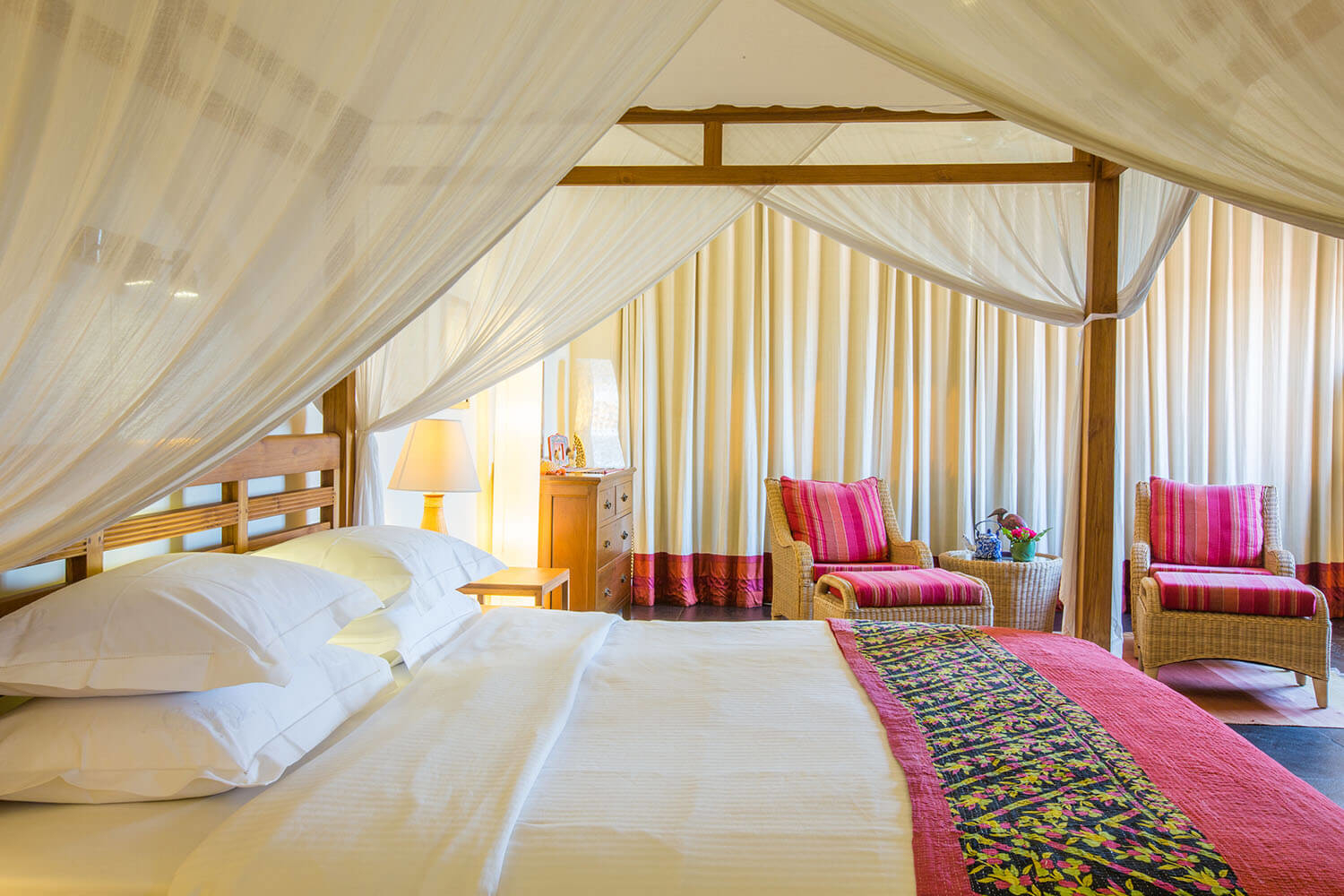 the coral suites romantic four poster bed