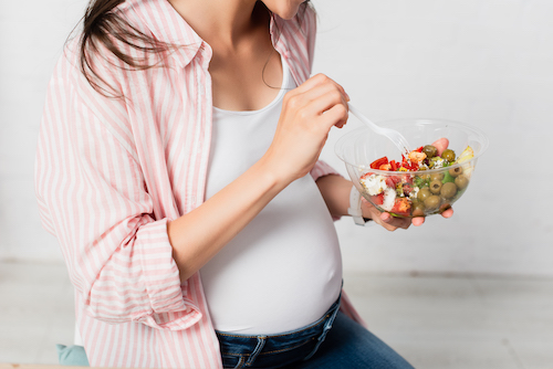 embarazada comiendo bowl de verduras