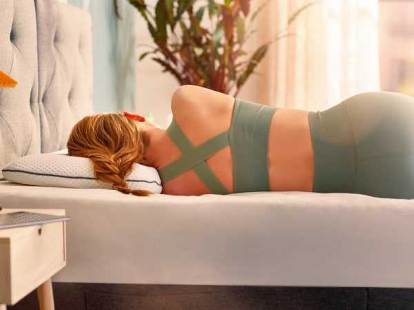 Spinal alignment on the Emma Premium, Woman sleeping on side