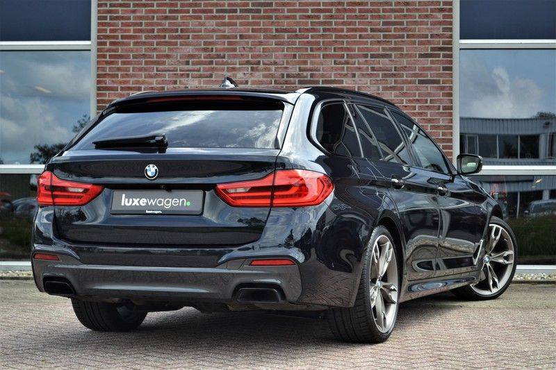 BMW 5 Serie Touring M550d xDrive 400pk Pano Standk ACC 20inch Adp-LED HUD afbeelding 2