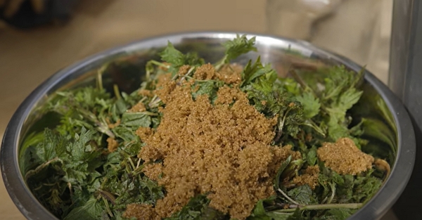 A bowl of nettle with brown sugar