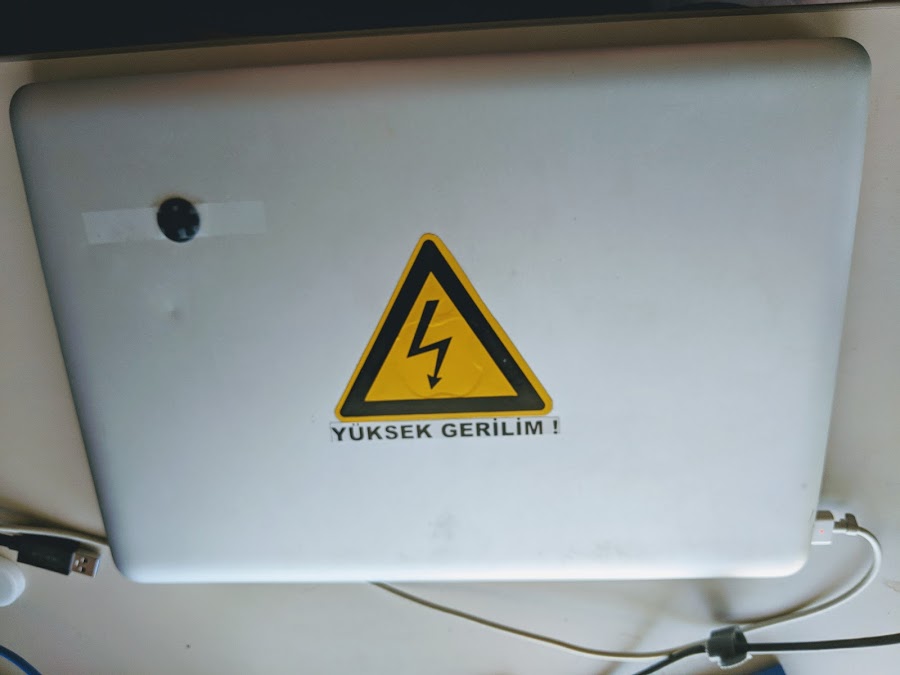 hesap with a sticker saying yüksek gerilim, Turkish for high voltage.