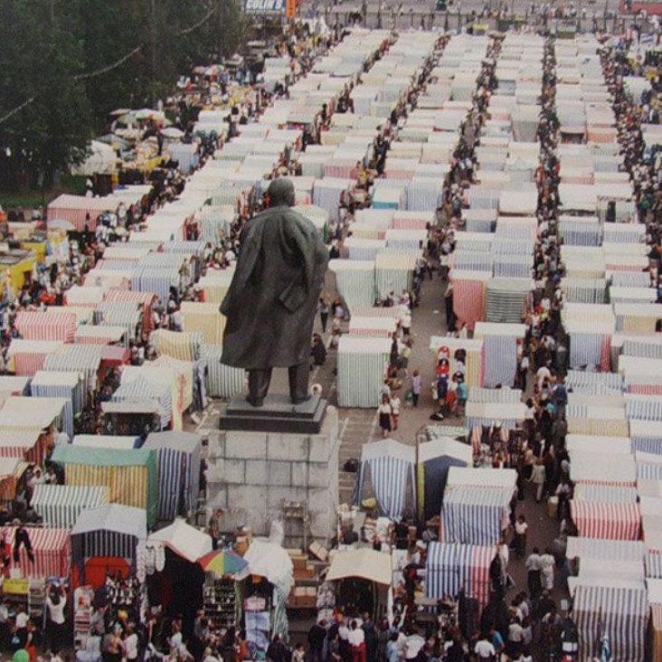 Вещевой рынок в Лужниках 1990-х. Источник: pastvu.com