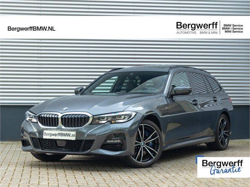 BMW 3 Serie Touring 330e xDrive M-Sport - Panorama - Active Cruise - Harman Kardon - Camera afbeelding 1