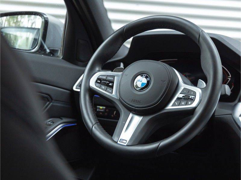 BMW 3 Serie 330i M-Sport - Individual - Driving Ass - Live Cockpit Prof afbeelding 21