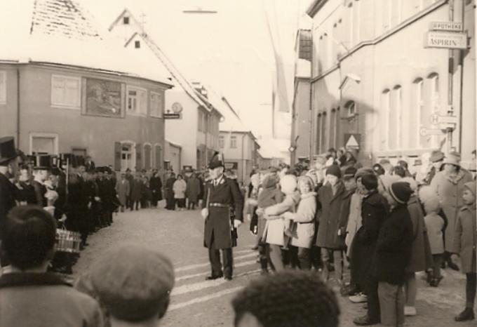 Hauptmann Edmund Väth vor seiner Mannschaft.