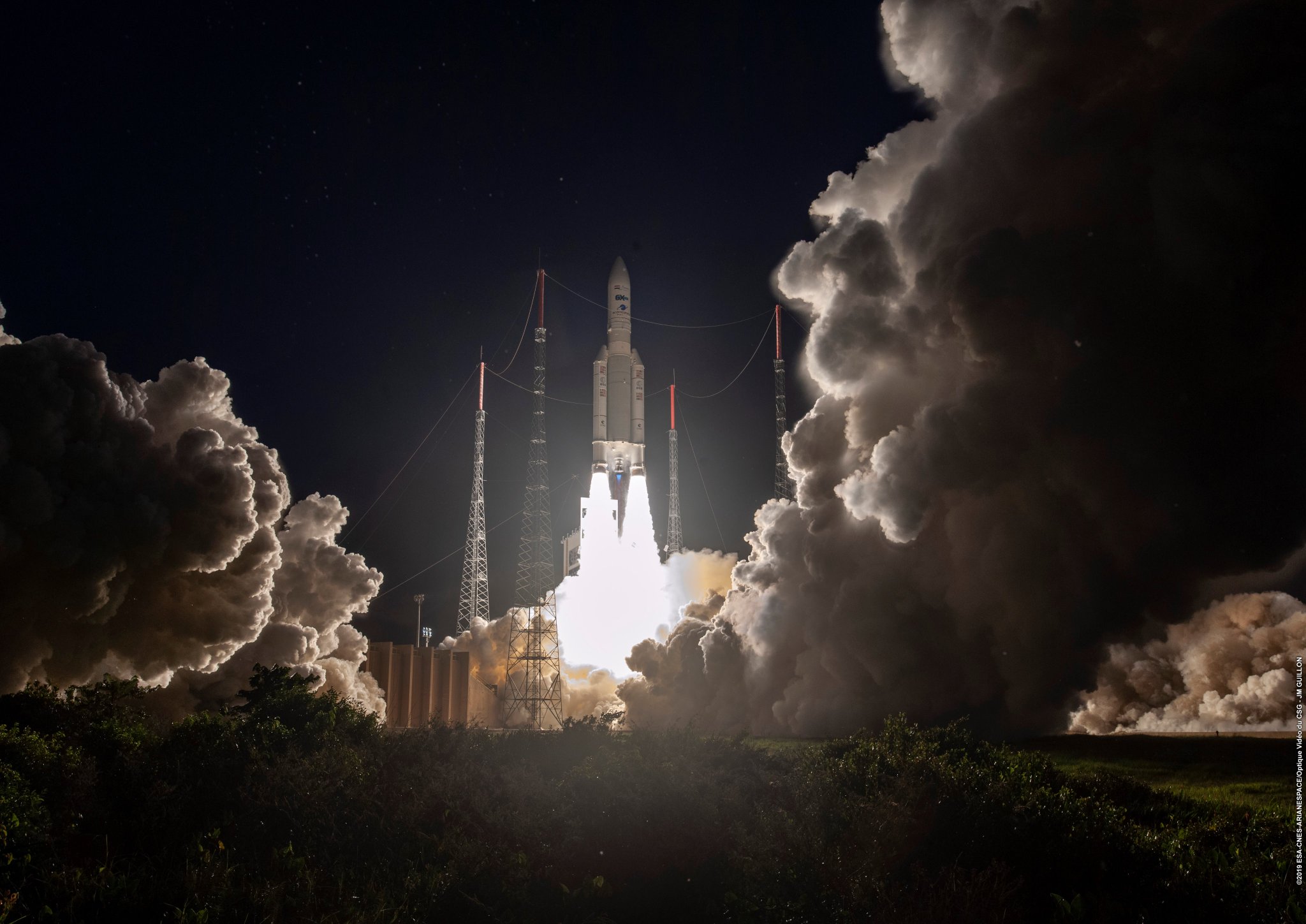Imaginea 1: A 250-a lansare a unei rachete Ariane, de la baza Kourou din Guiana Franceză, cu sateliții de telecomunicații Inmarsat-5 F5 și TIBA-1 (Sursă foto: Arianespace)