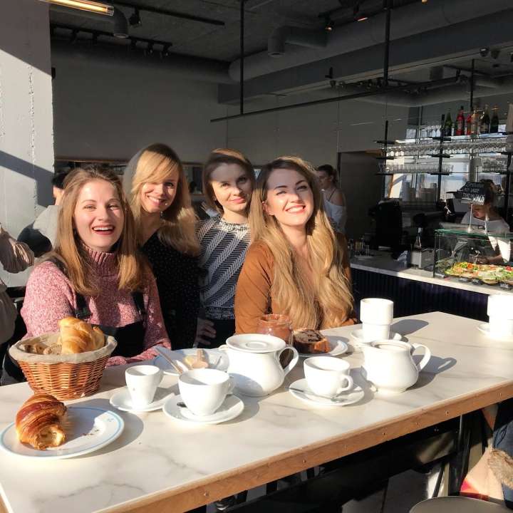 Leticia López Martínez y tres estudiantes dando clases de español en una cafetería