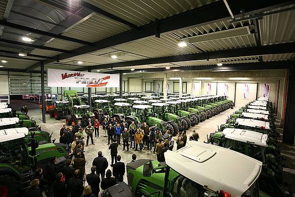 Foto einer Halle mit vielen Traktoren