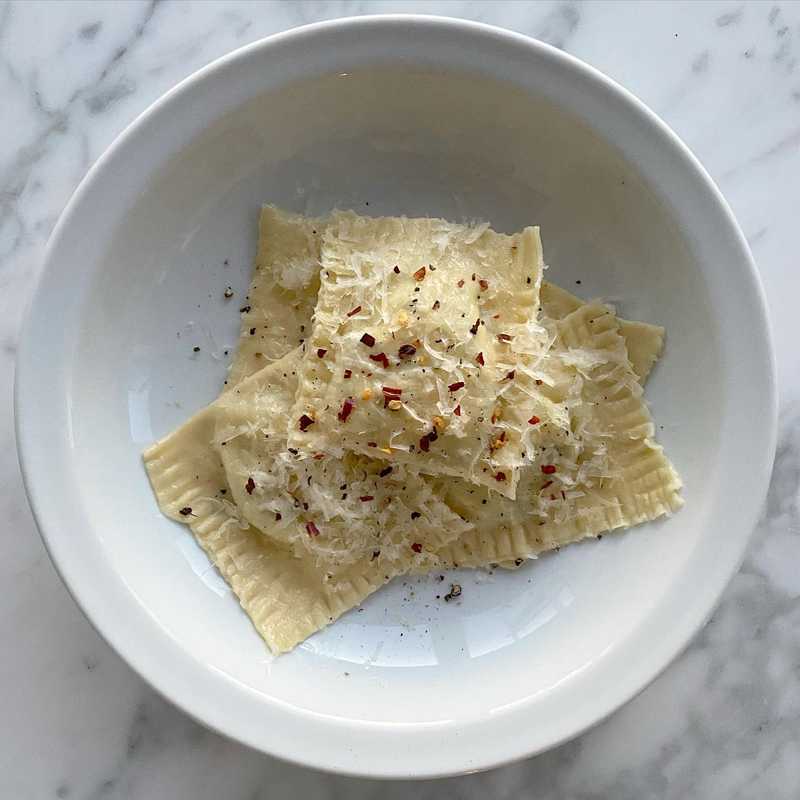 Summer squash ravioli with fresh homemade pasta. Filling:
🧄 roasted squash and garlic
🧀 ricotta & parmesan
🥚 egg
🥬 sautéed chopped kale