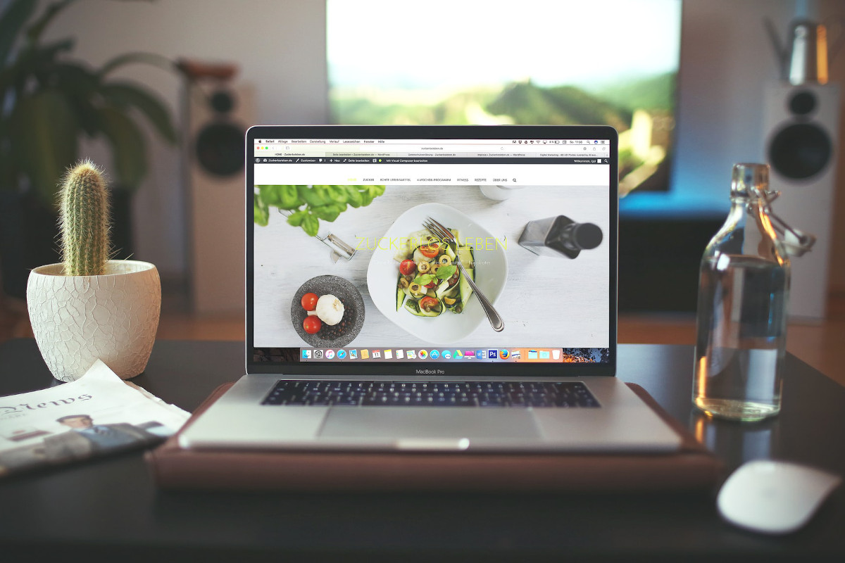 Laptop mit geöffneter Webseite