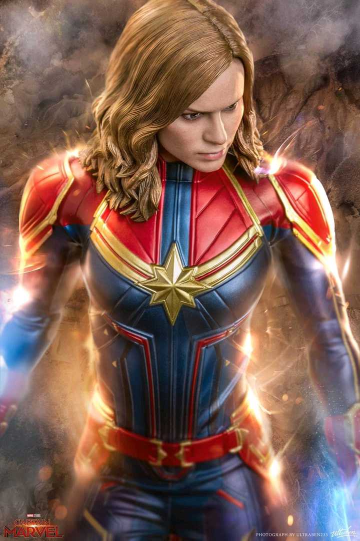 Hot Toys Captain Marvel 1/6 Action Figure