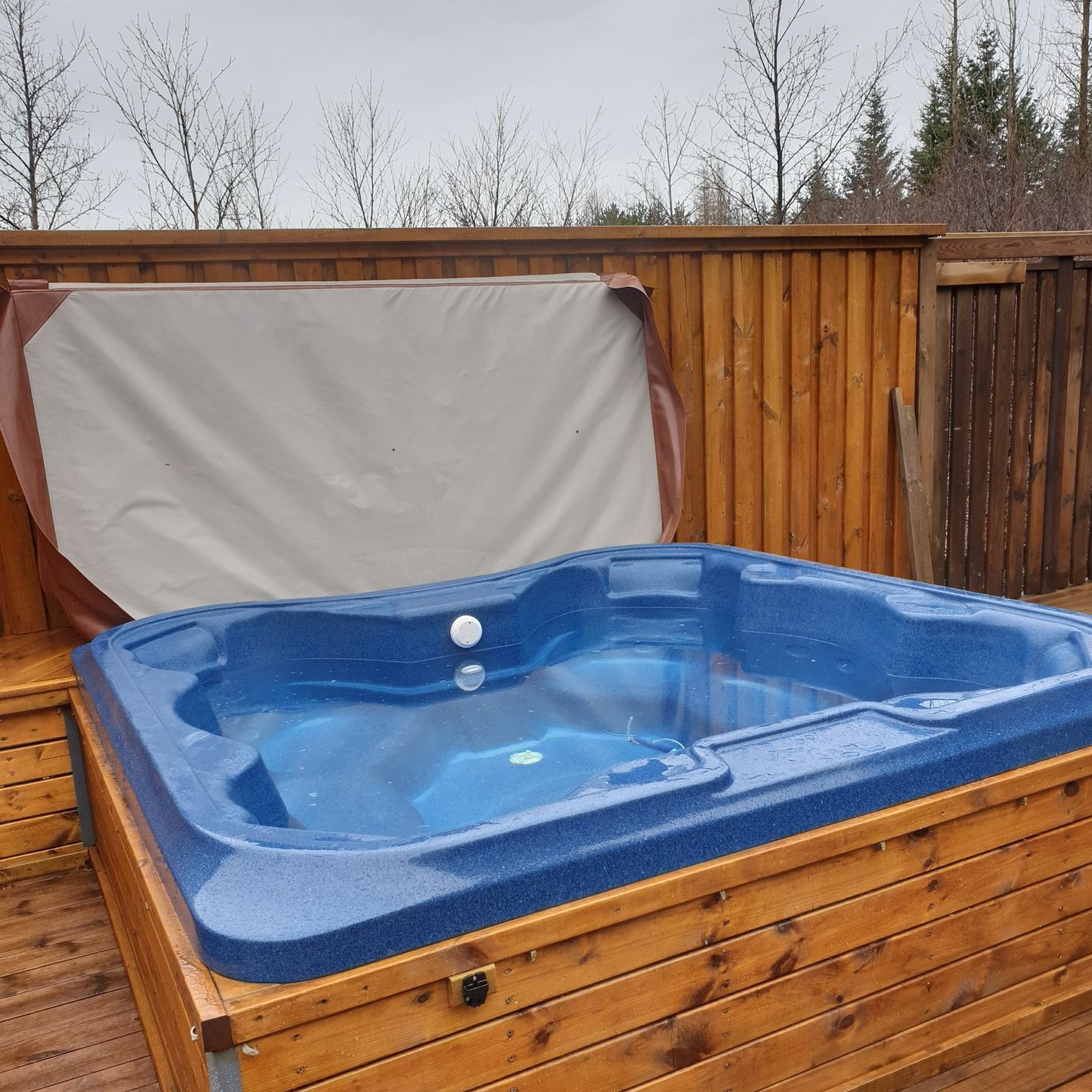 Perfect for relaxing in the open air: private hot tub