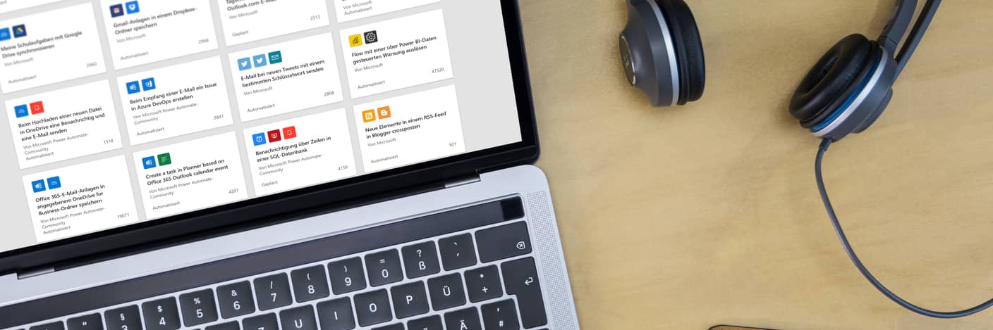 Laptop mit Power Automate Laptop mit Power Automate, Smartphone und Kopfhörern