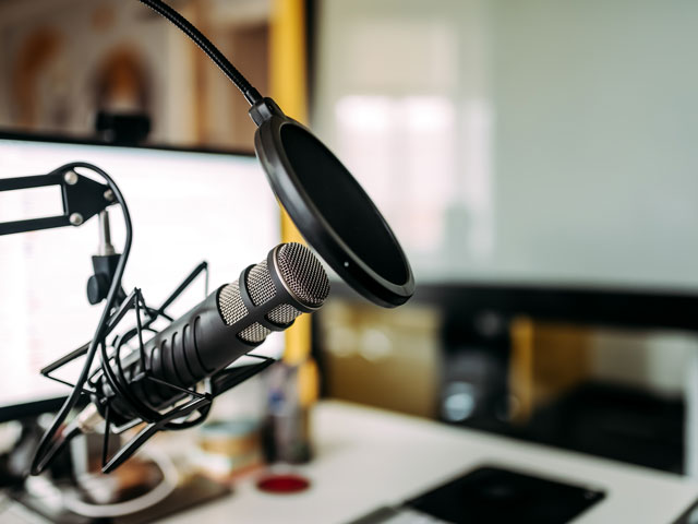 A microphone and pop filter set up for podcasting
