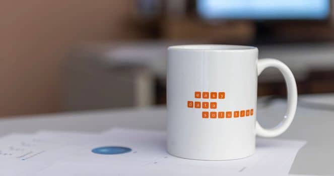 Wir digitalisieren Sie Weiße Tasse mit easy data solution Logo