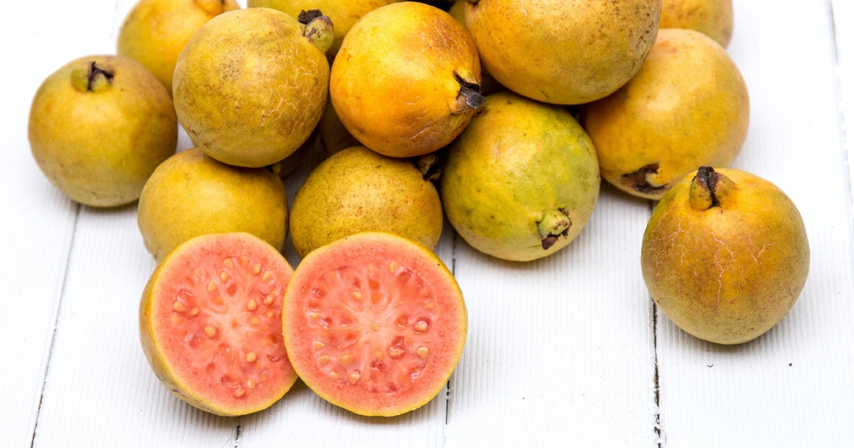 Passion fruit orange guava перевод. Маракуйя гуава. Киви маракуйя гуава. Гуава на белом фоне. Гуава фото.